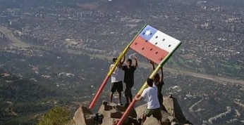 Sebastian Alvarez przelatuje w wingsuit przez styropianową flagę