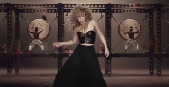 Shakira wraz z piłkarzami w teledysku 