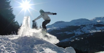 Popisy snowboardzistów w zamkniętym parku wodnym