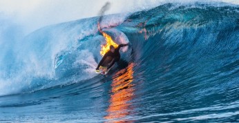 Surfer w ogniu ujarzmia fale