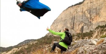 Uli Emanuele pokonał w wingsuit szczelinę skalną
