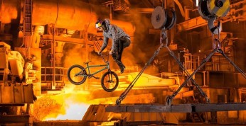 Vasya Lukyanenko szaleje na rowerze w hucie żelaza