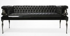 Odjechana sofa w kształcie trumny