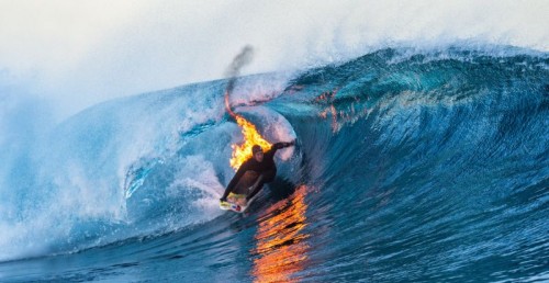 Płonący surfer