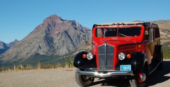Czerwone autobusy z Parku Narodowego Glacier staną się hybrydami