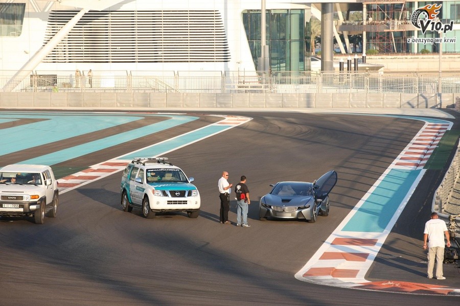 BMW Visio Efficient Dynamics uwiecznione na torze Yas Marina