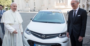 Papież Franciszek otrzymał egzemplarz Opla Ampera-e