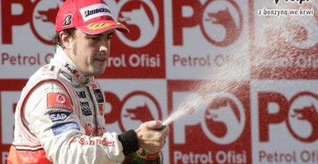 Alonso skorzysta� na pechu Hamiltona i stan�� w Turcji na podium