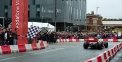 Button w bolidzie f1 na ulicach Manchesteru - wideo