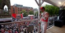 Button w bolidzie f1 na ulicach Manchesteru - wideo