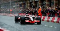 Button w bolidzie f1 na ulicach Manchesteru - wideo