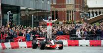 Button w bolidzie f1 na ulicach Manchesteru - wideo