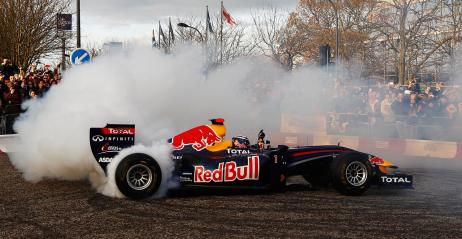 Vettel i Webber spalili gumę pod fabryką Red Bulla