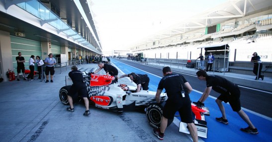 Testy dla młodych kierowców w Abu Zabi - dzień pierwszy