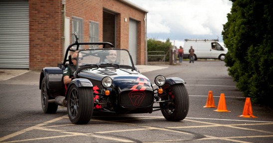 Spotkanie stajni Caterham z drużyną Queen Park Rangers