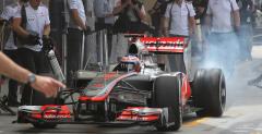 Button zakopotany sabymi osigami McLarena