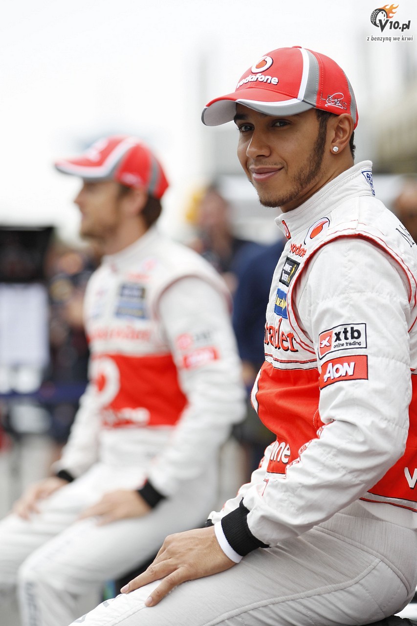 Hamilton opuci fabryk McLarena po raz ostatni. Dosta owacje na stojco