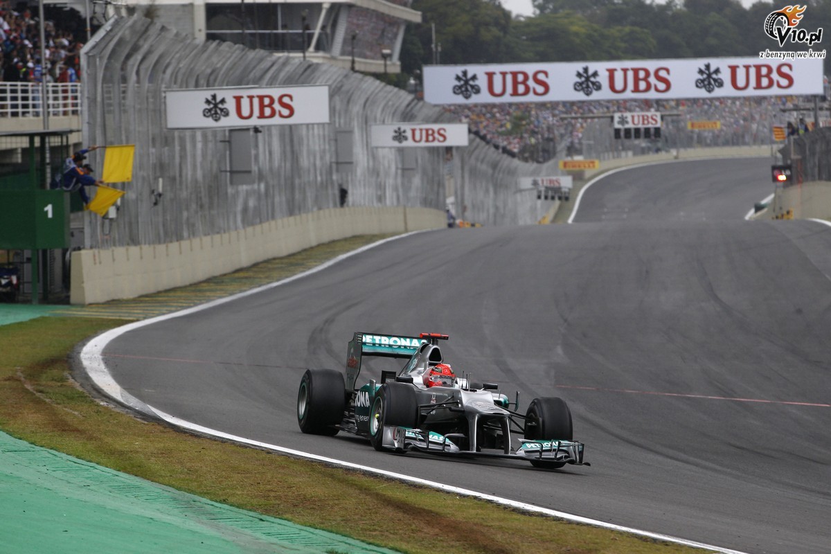 Red Bull dzikuje uprzejmemu Schumacherowi za przepuszczenie Vettela w GP Brazylii