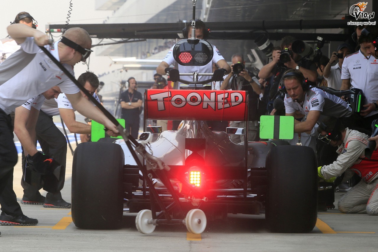 Hamilton skonsternowany kiepskim startem, Button zdar opony