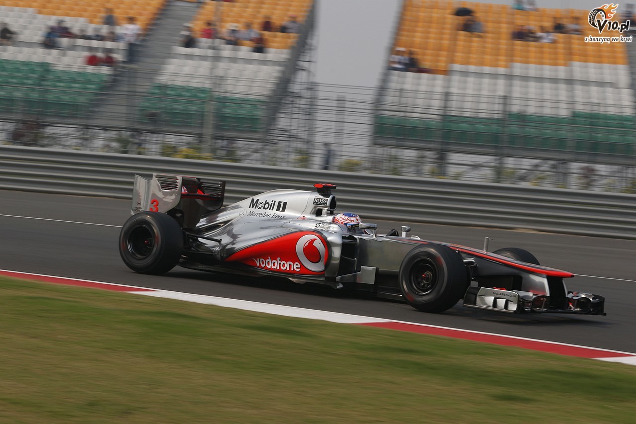 Hamilton skonsternowany kiepskim startem, Button zdar opony