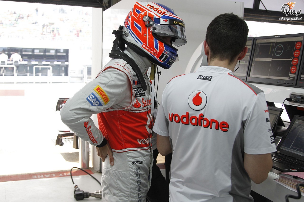 Hamilton skonsternowany kiepskim startem, Button zdar opony