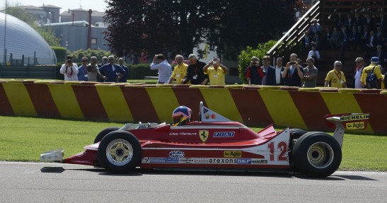 Jacques Villeneuve w Ferrari 312 T4 ojca Gillesa