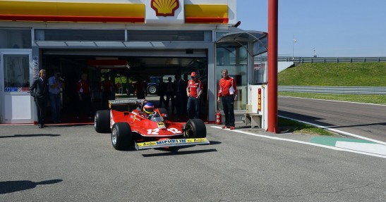 Jacques Villeneuve w Ferrari 312 T4 ojca Gillesa