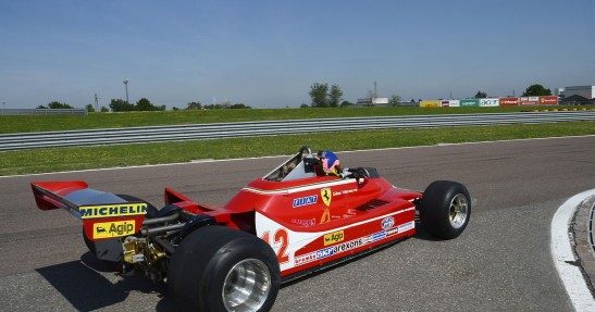 Jacques Villeneuve w Ferrari 312 T4 ojca Gillesa