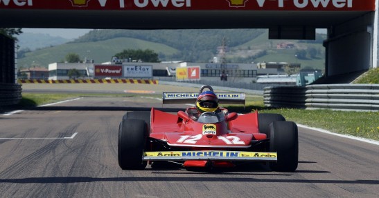 Jacques Villeneuve w Ferrari 312 T4 ojca Gillesa