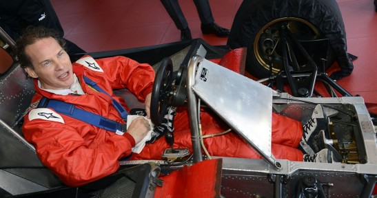 Jacques Villeneuve w Ferrari 312 T4 ojca Gillesa