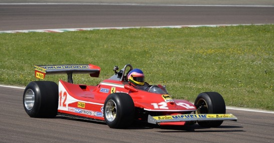 Jacques Villeneuve w Ferrari 312 T4 ojca Gillesa