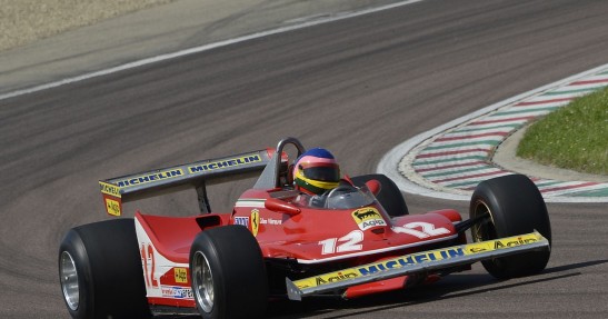 Jacques Villeneuve w Ferrari 312 T4 ojca Gillesa