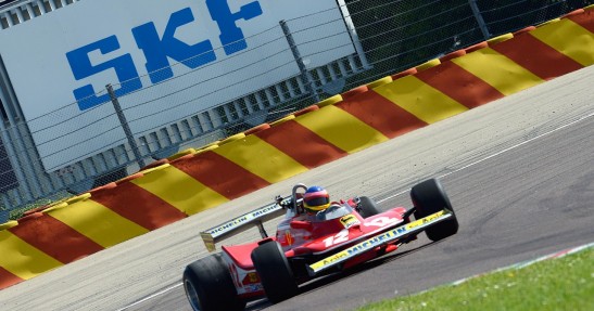 Jacques Villeneuve w Ferrari 312 T4 ojca Gillesa