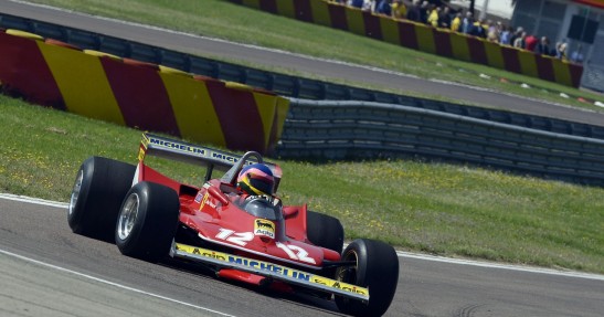 Jacques Villeneuve w Ferrari 312 T4 ojca Gillesa