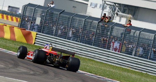 Jacques Villeneuve w Ferrari 312 T4 ojca Gillesa