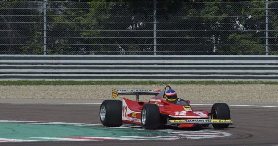 Jacques Villeneuve w Ferrari 312 T4 ojca Gillesa