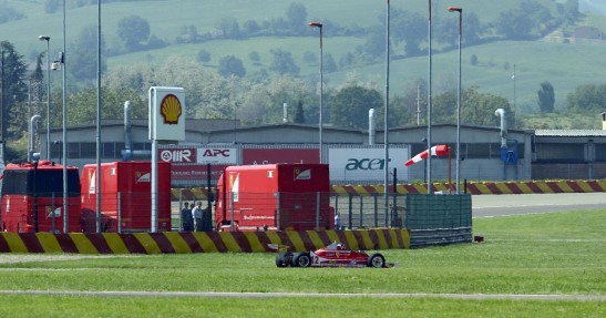 Jacques Villeneuve w Ferrari 312 T4 ojca Gillesa