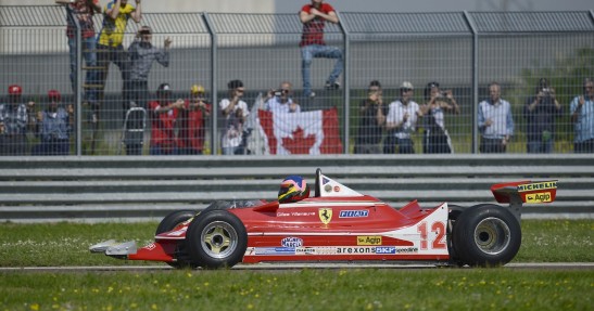 Jacques Villeneuve w Ferrari 312 T4 ojca Gillesa
