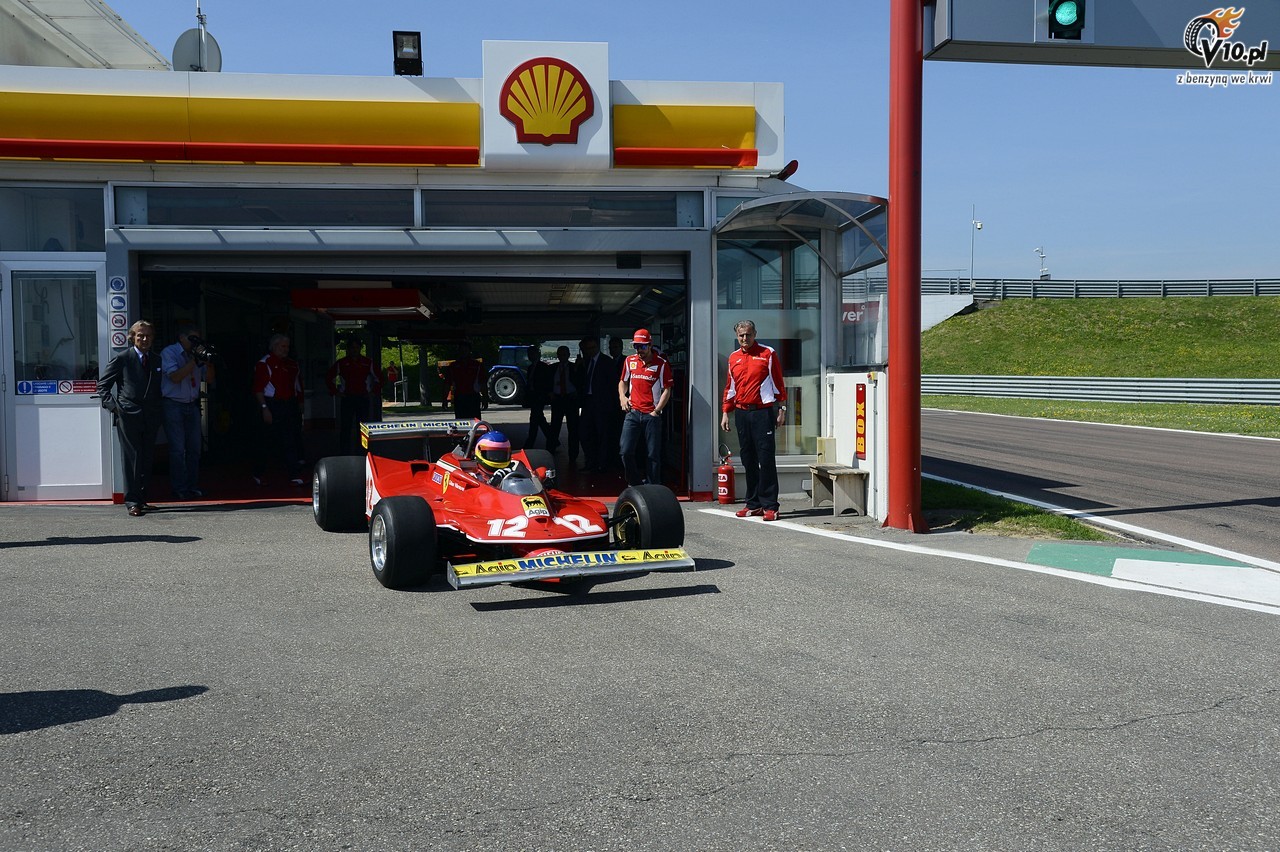 Jacques Villeneuve w Ferrari 312 T4 ojca Gillesa