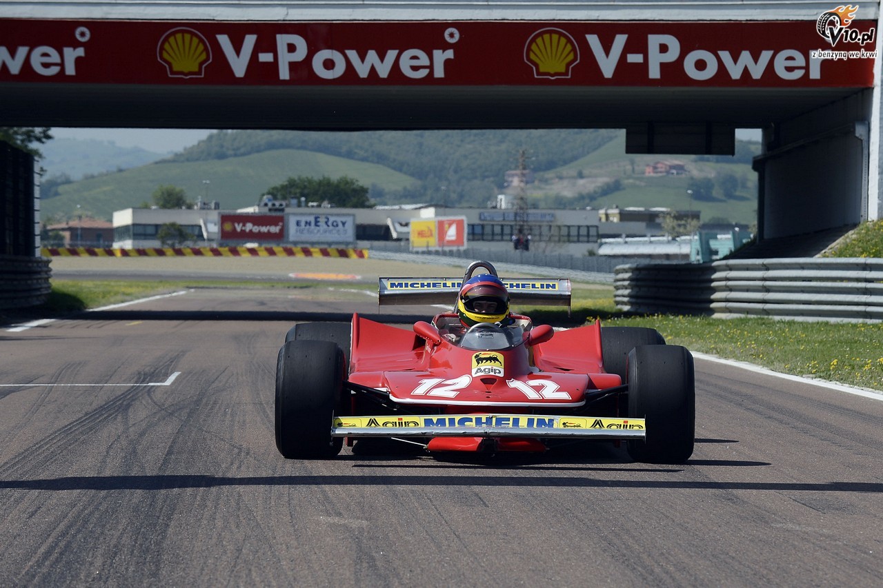 Jacques Villeneuve w Ferrari 312 T4 ojca Gillesa