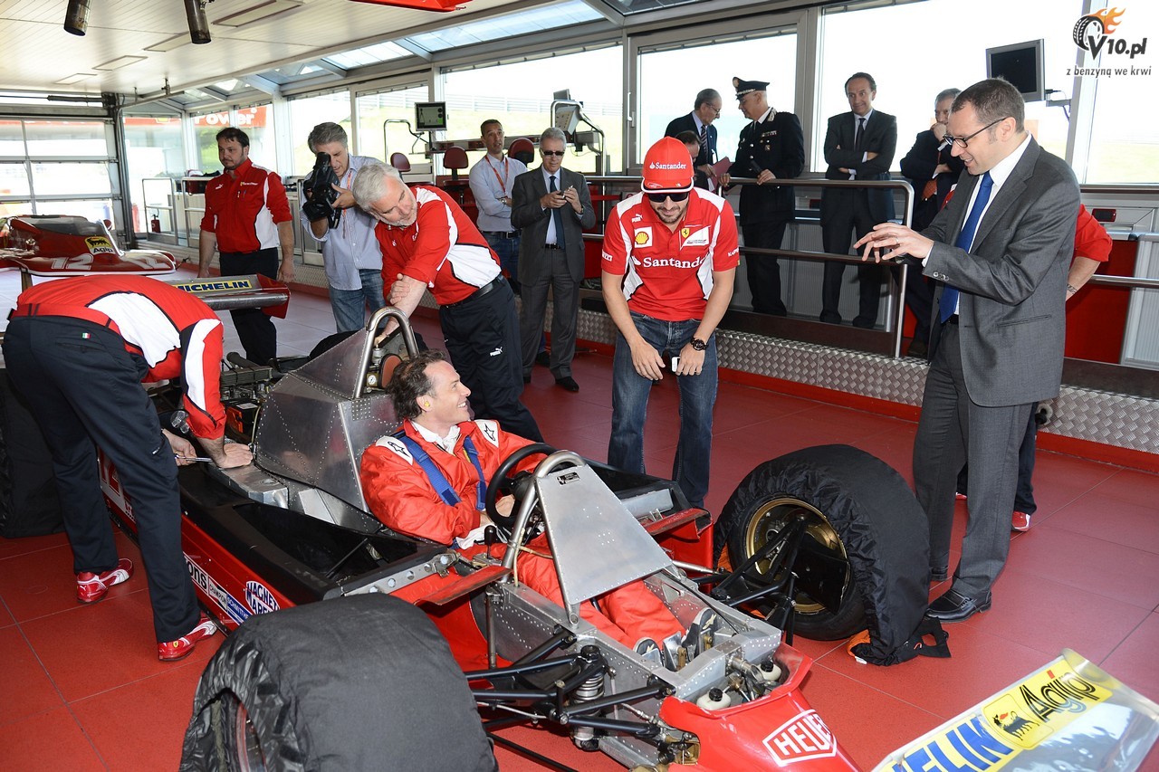Jacques Villeneuve w Ferrari 312 T4 ojca Gillesa