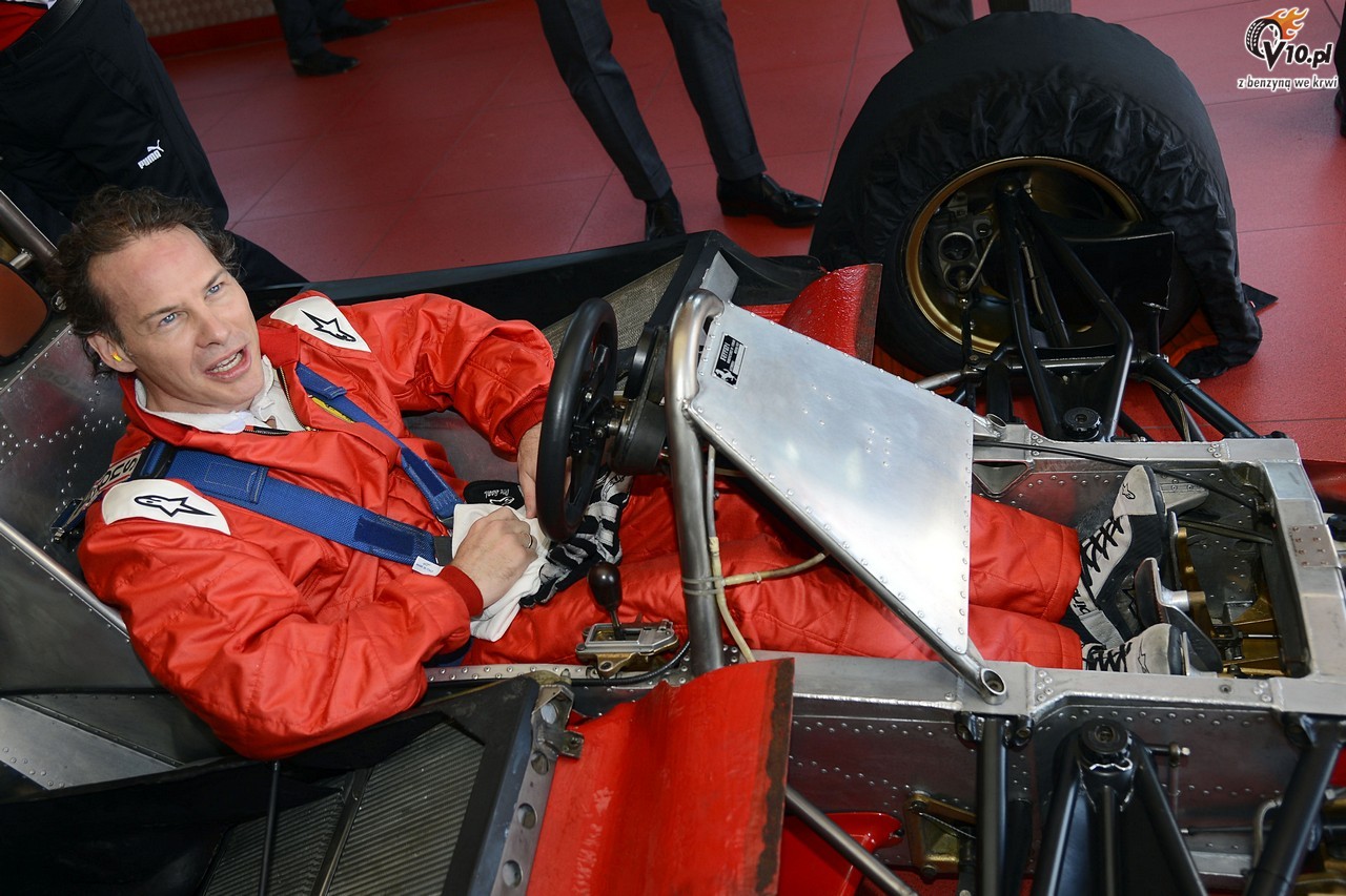Jacques Villeneuve w Ferrari 312 T4 ojca Gillesa