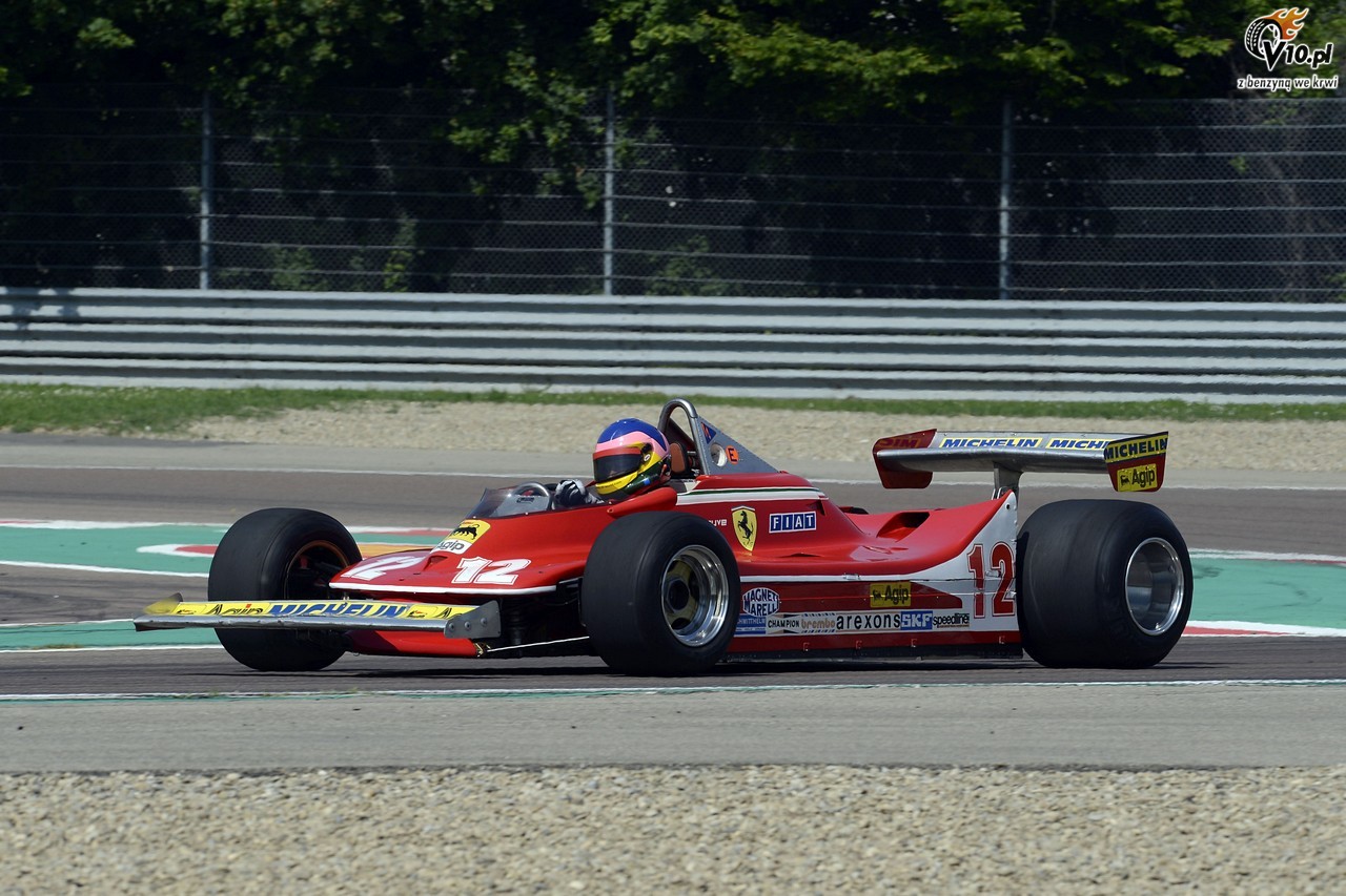 Jacques Villeneuve w Ferrari 312 T4 ojca Gillesa