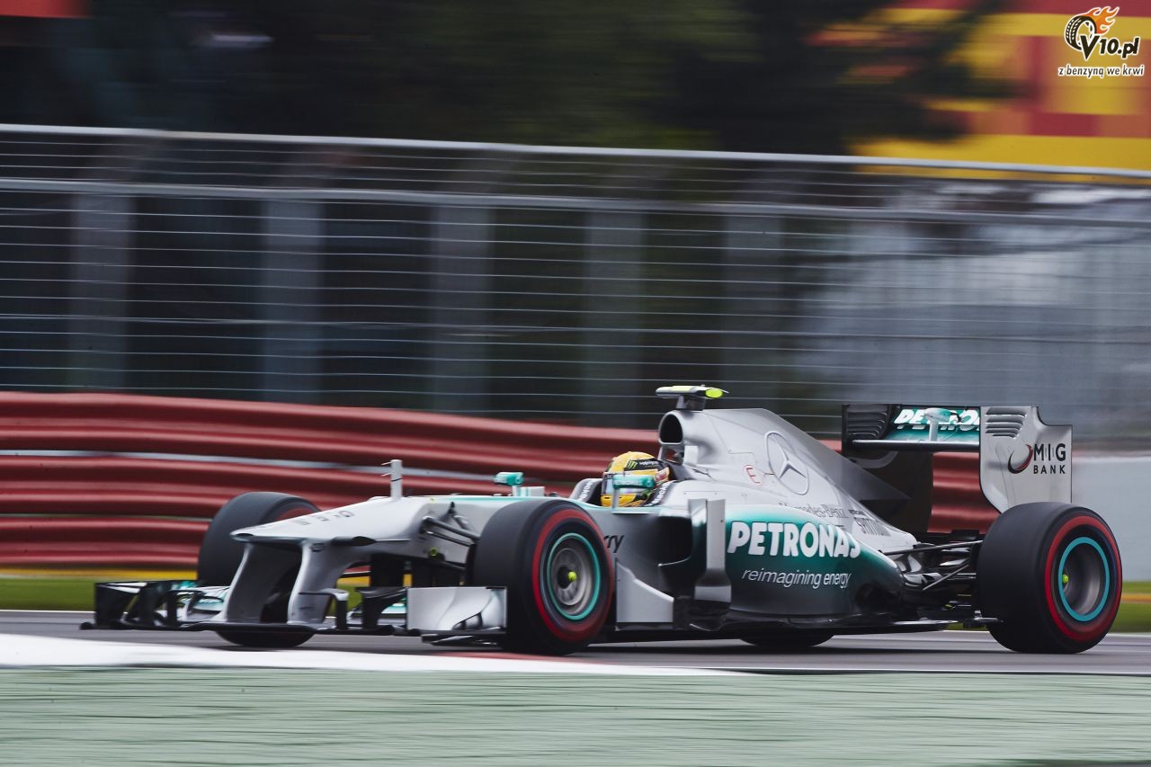 Hamilton: Alonso naciera jak byk