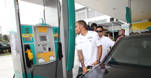 Zdjęcie Zagadka: Co mówi Lewis Hamilton?