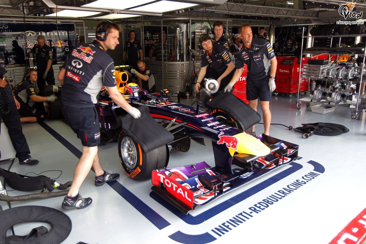Zespoy F1 przeprowadzaj testy w linii prostej na torze Idiada
