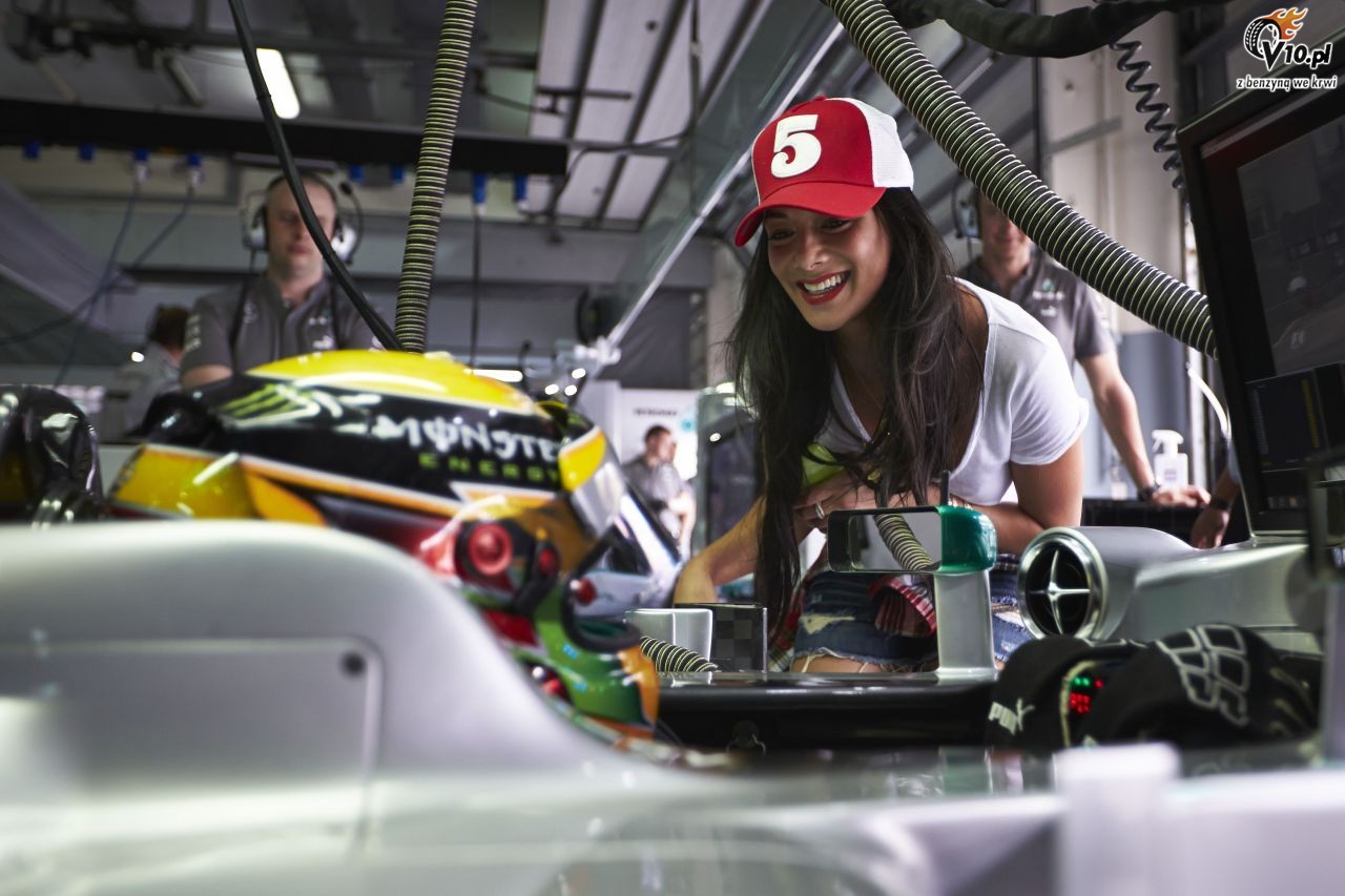 Hamilton wemie lub z Nicole Scherzinger?