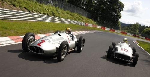 Video: Hamilton i Rosberg podróżują historycznymi bolidami Mercedesa po Nurburgring Nordschleife