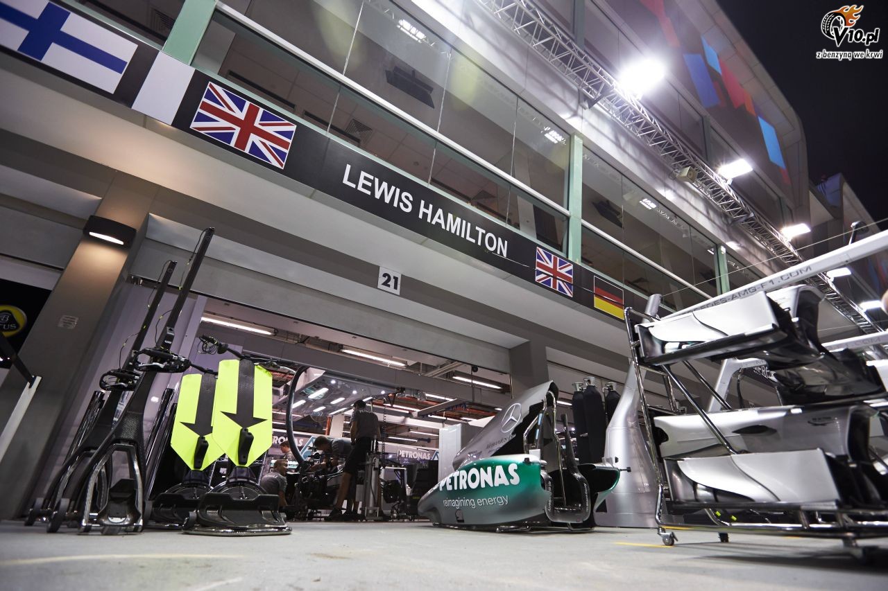 GP Singapuru - 1. trening: Hamilton zaczyna z najlepszym czasem