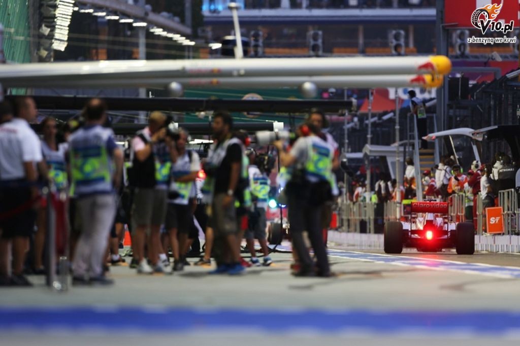 GP Singapuru - wycig: Vettel byszczy w wiatach Marina Bay